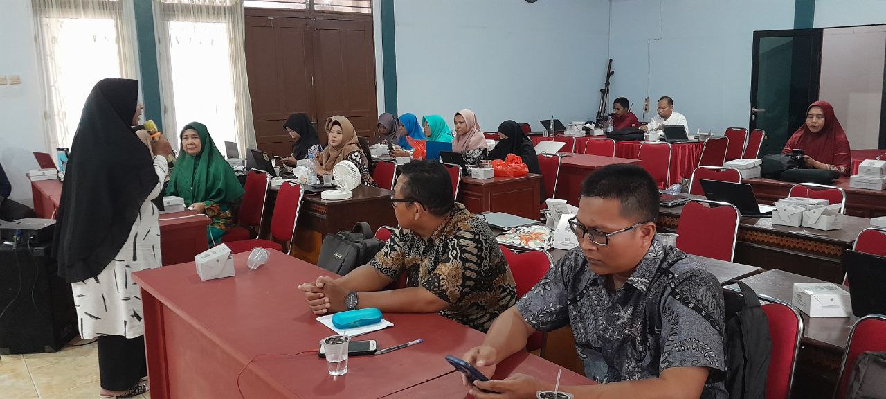 Penyampaian FGD oleh Ibu Yusdiana Penyampaian FGD oleh Ibu Yusdiana